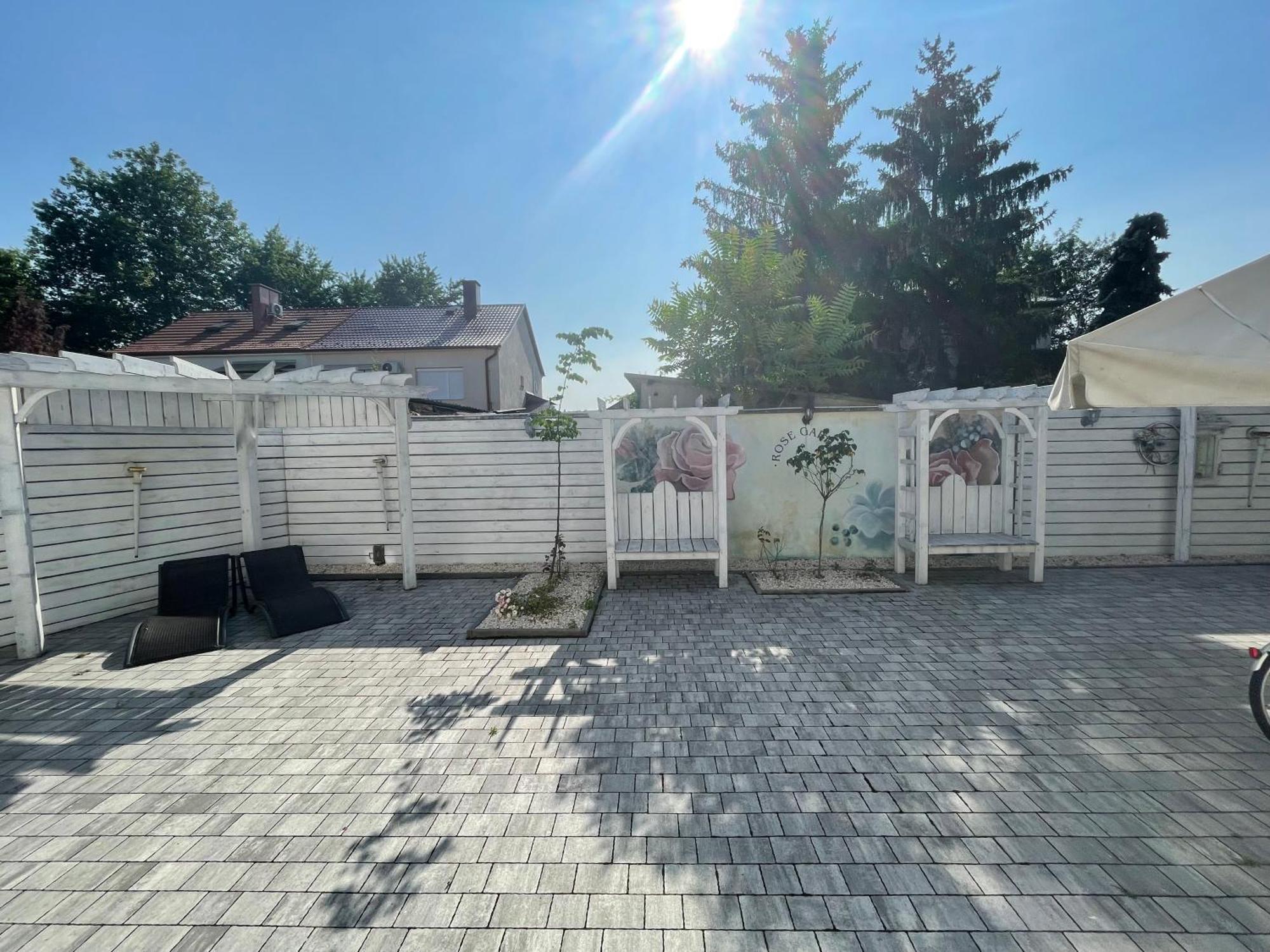 Villa Rose Garden Ньиредьхаза Экстерьер фото